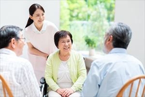 談笑する高齢者